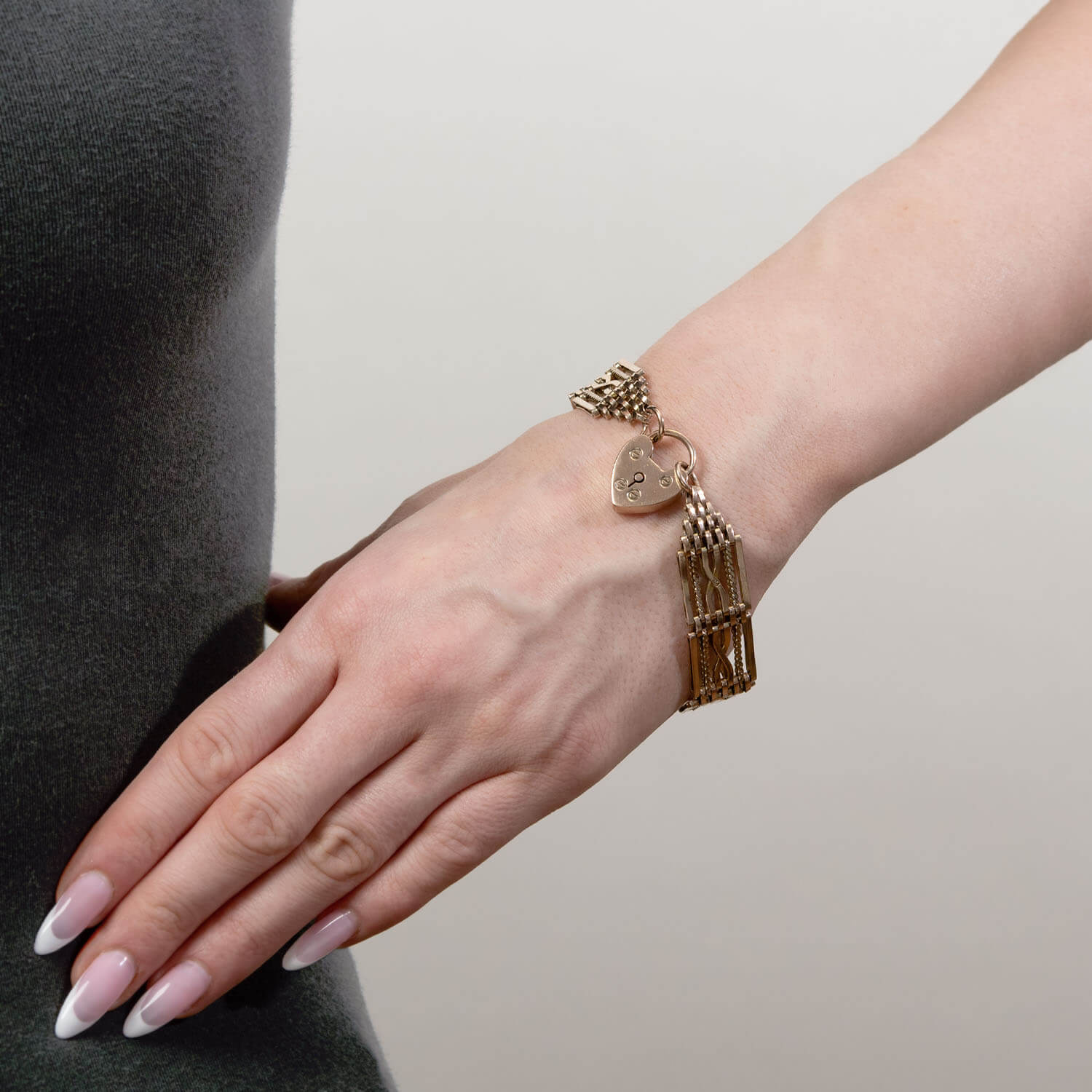 Edwardian 9k Heart Padlock Link Bracelet